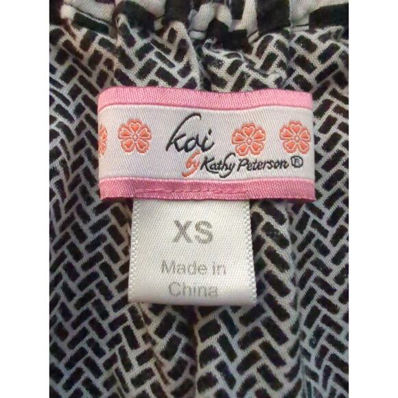 Koi Kathy Peterson 2 Pocket Floral Scrubs Black White 1/4 Button Womens Size XS - Picture 2 of 8